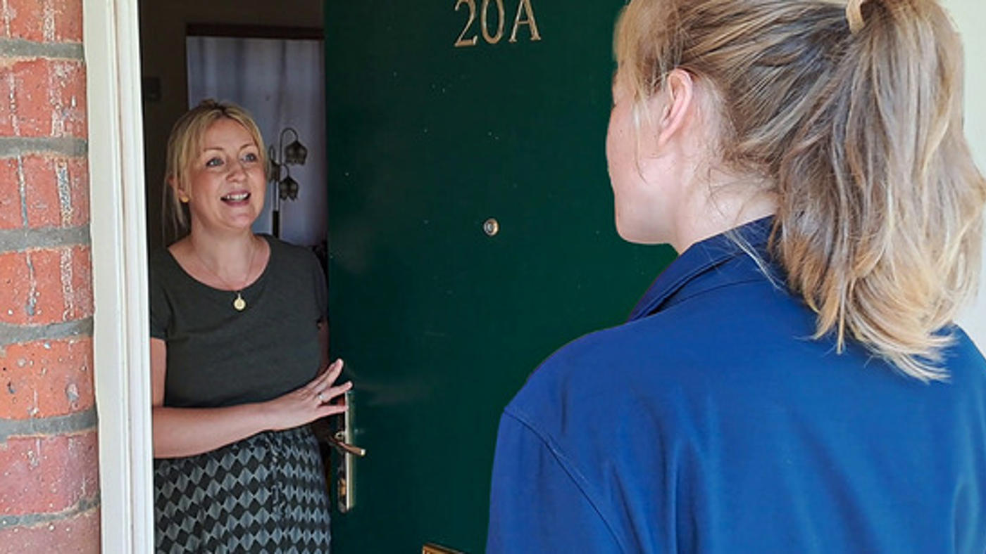 Roadshow Door Knocking Crop