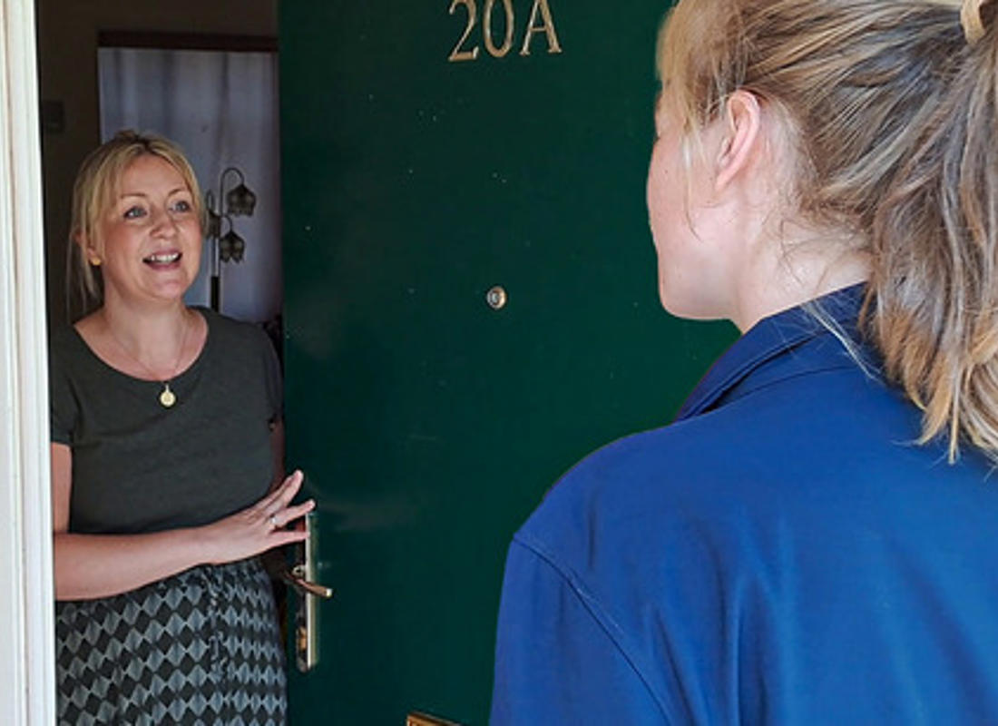 Roadshow Door Knocking Crop
